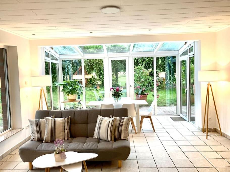 Helle Wohnung Mit Wintergarten - Nahe Ruhrgebiet Und Freizeitpark Movie Park Bottrop Kültér fotó